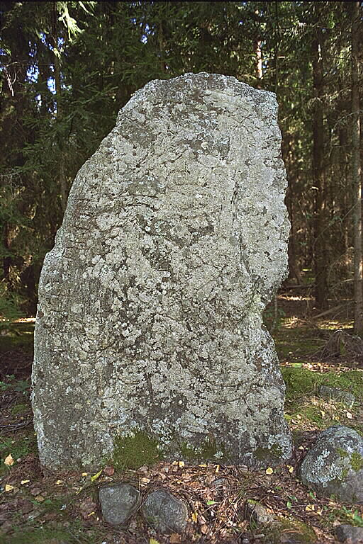 Runes written on runsten, ljus granit med kvartsinslag. Date: V
